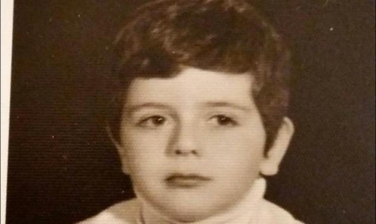 Αναγνωρίζετε τον μικρό της φωτογραφίας;