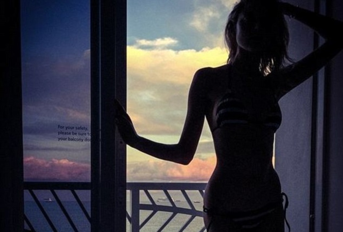 Ποιος είναι ο sexy …άγγελος που ποζάρει με φόντο τη θάλασσα;