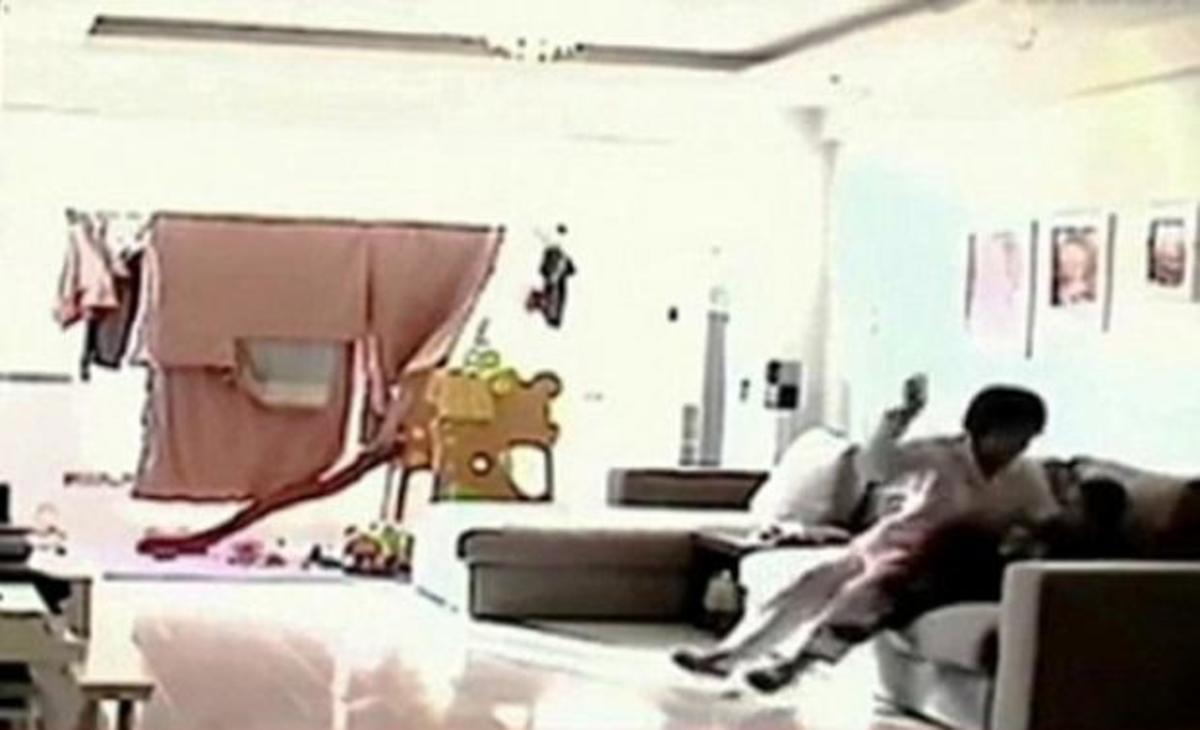 Νταντά χτυπάει και κλωτσάει 5χρονο επειδή δεν τρώει!