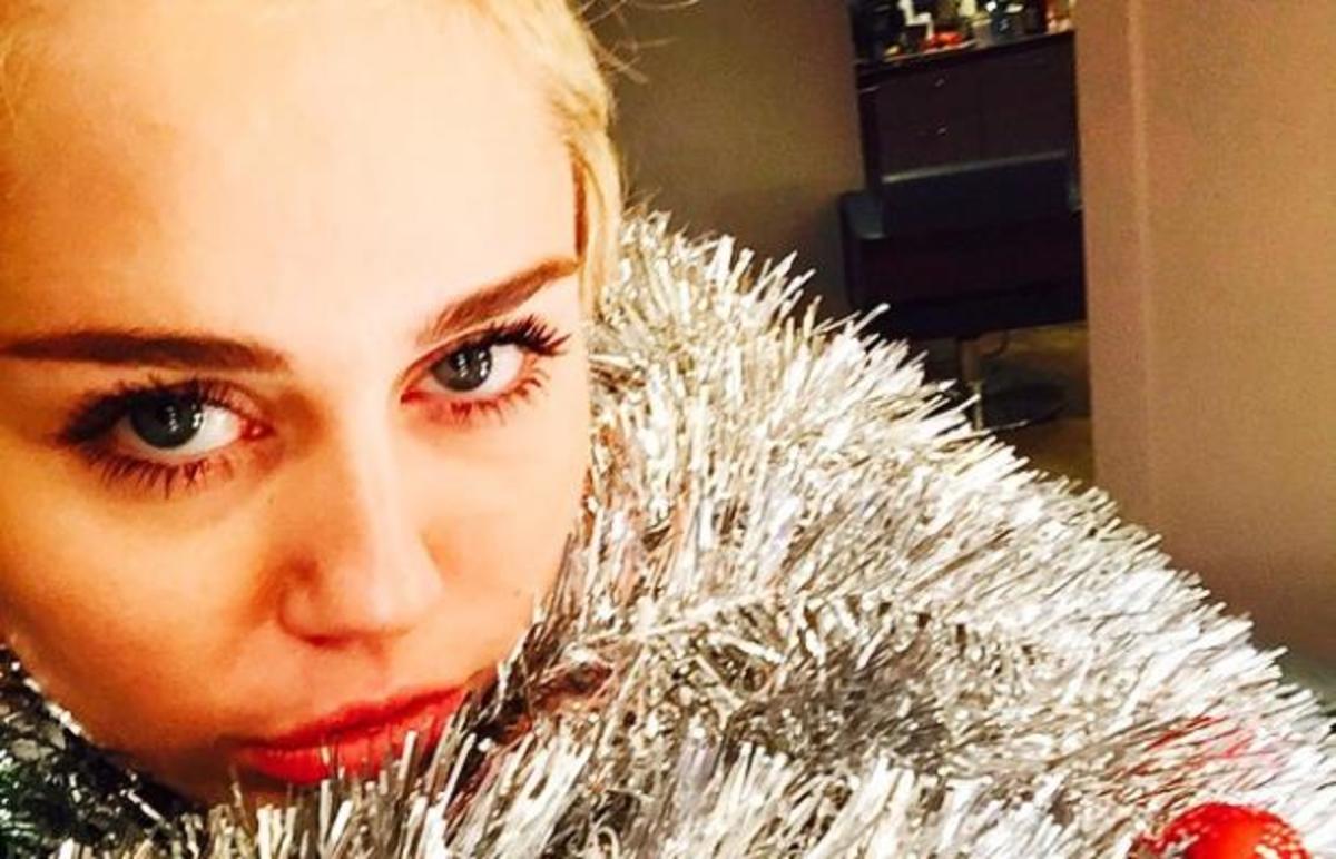 Miley Cyrus: Η topless φωτογραφία της στο κρεβάτι