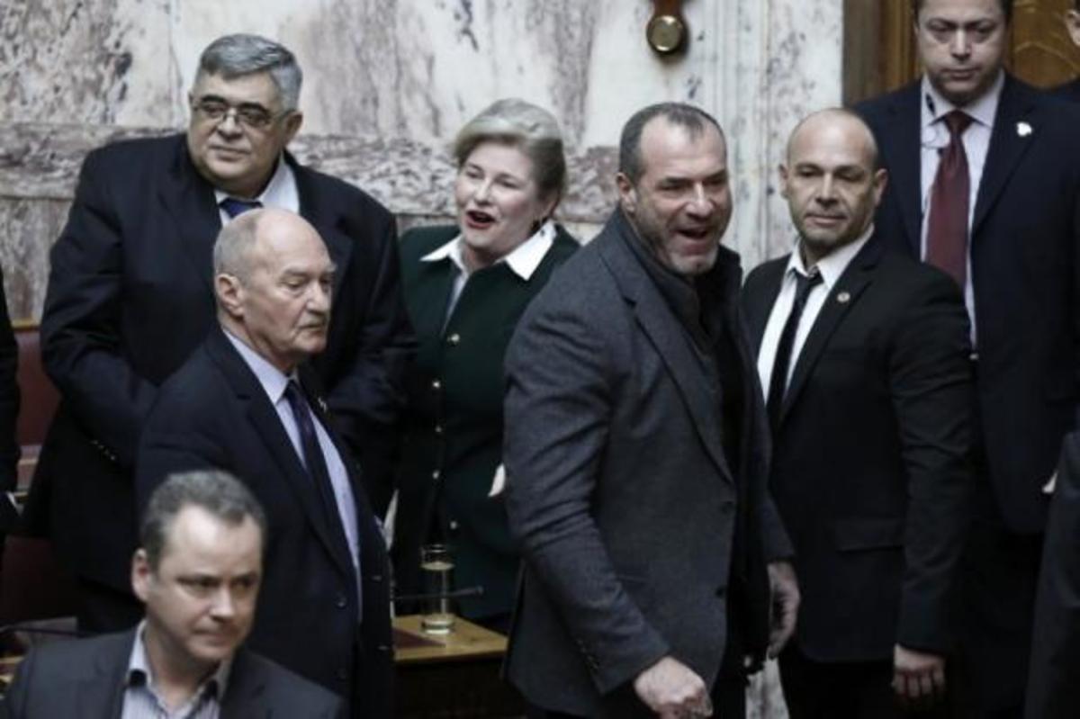 Απίστευτες σκηνές στη Βουλή, η Ζαρούλια έφτυσε τον Μπούκουρα!