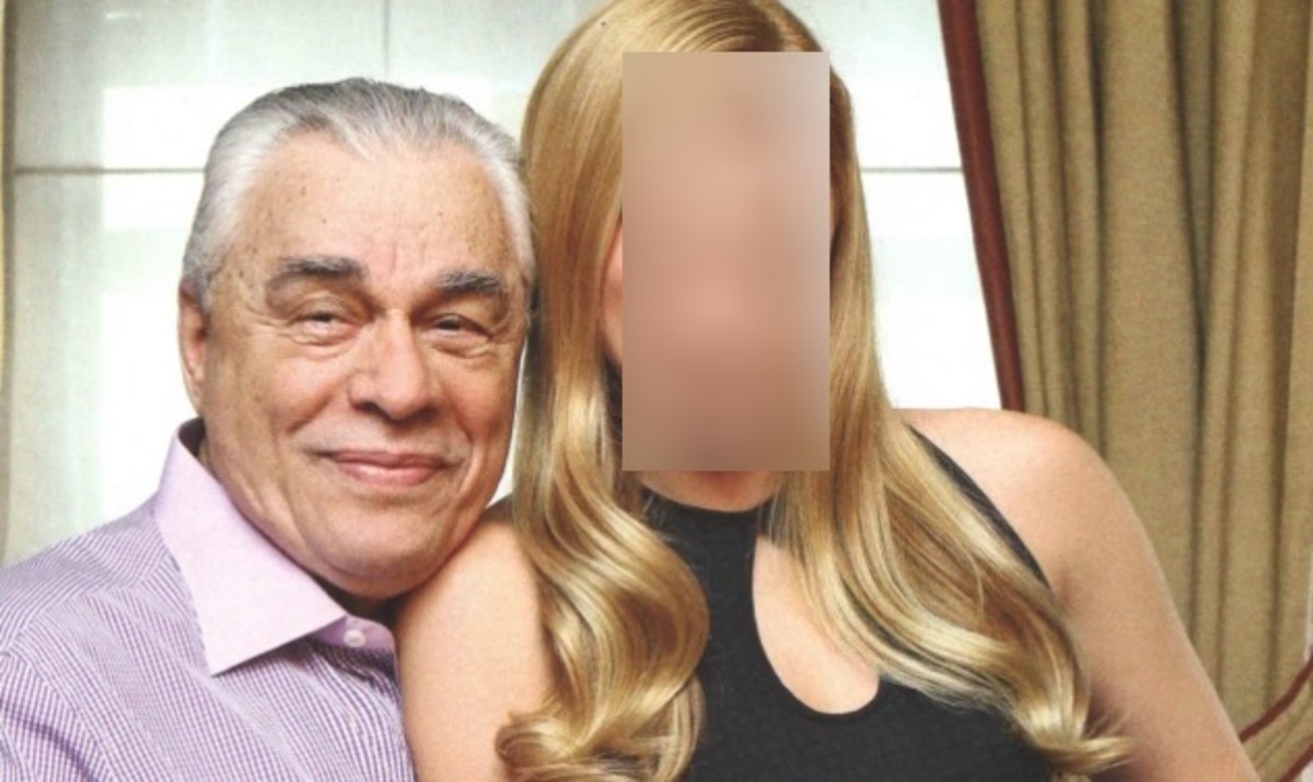 Ο Γεράσιμος Γιακουμάτος φωτογραφίζεται με την κόρη του