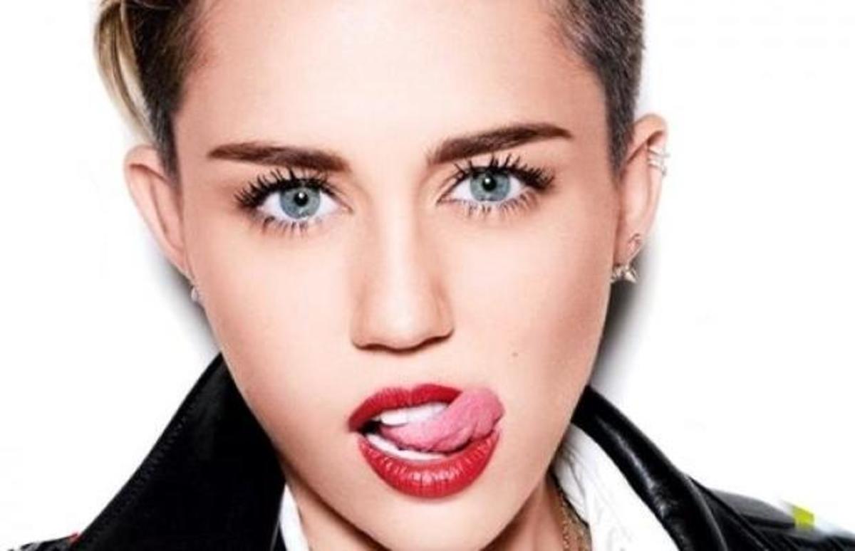 Η Miley Cyrus ποζάρει topless με την φίλη της