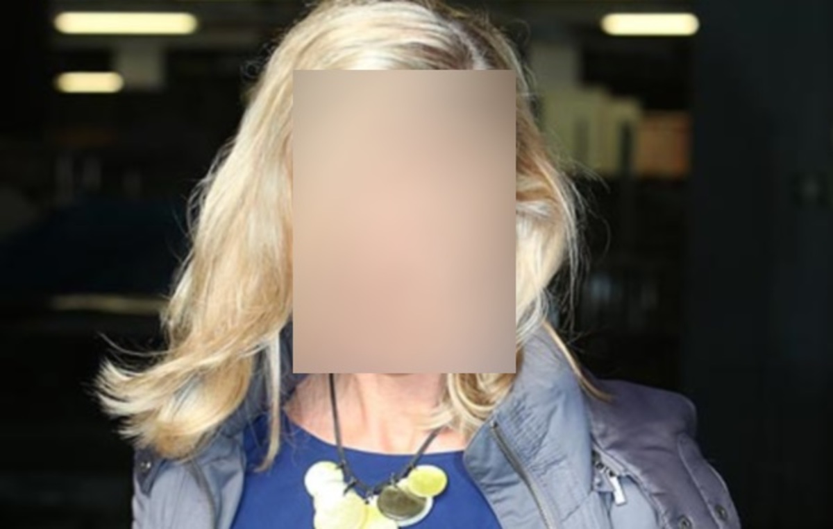 Celebrity αποκάλυψε πως κάθε πρωί δείχνει στον σύζυγο της το στήθος της από το παράθυρο του σπιτιού