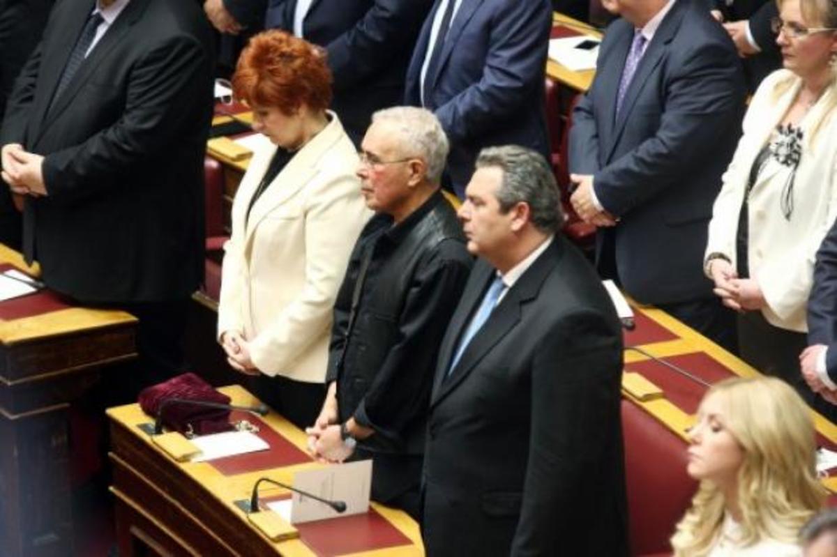 Κώστας Ζουράρις: Δεν τον άφησε ο Καμμένος να σηκωθεί στον πολιτικό όρκο!