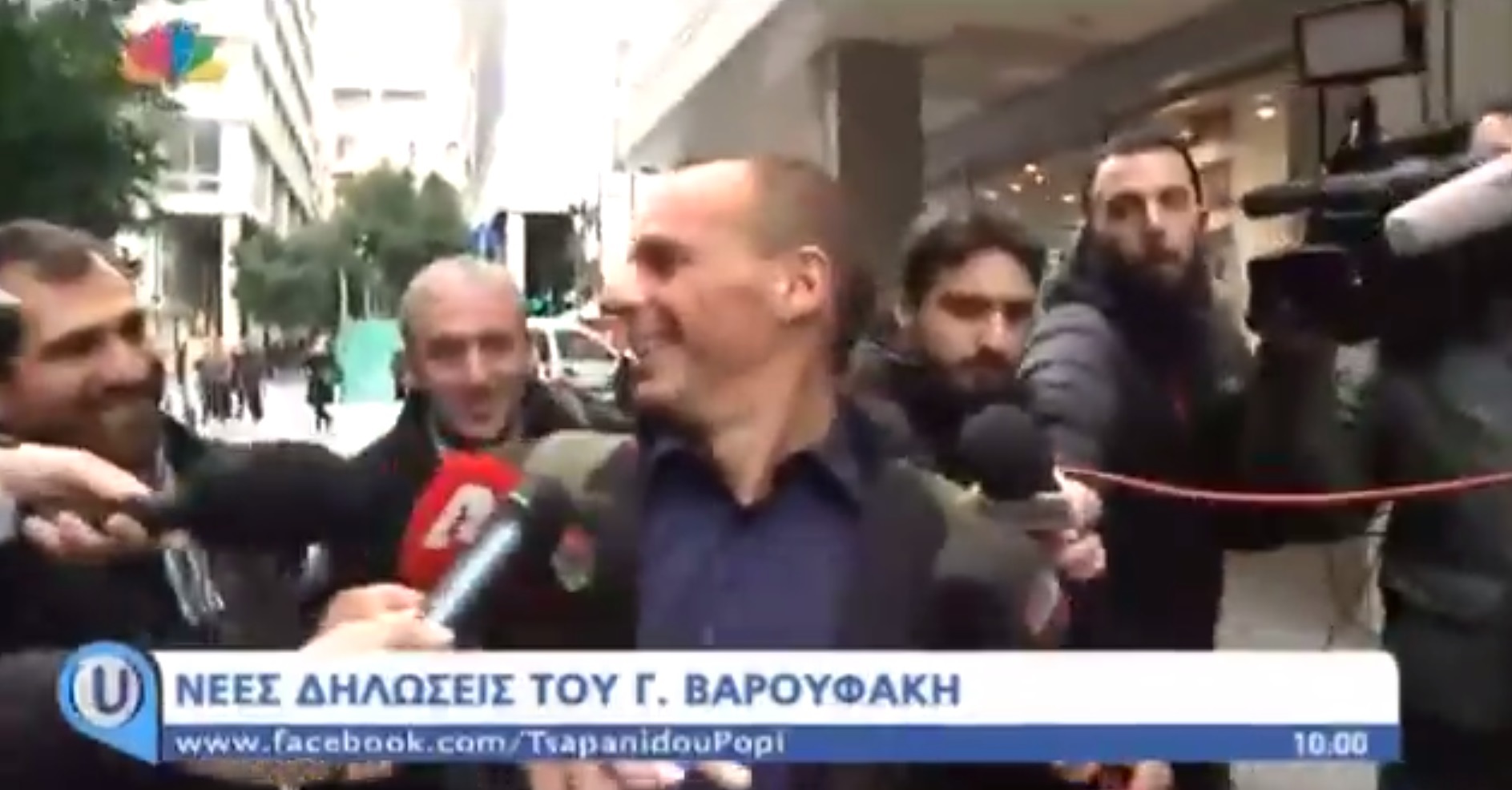 Οι δημοσιογράφοι δεν αφήνουν τον Βαρουφάκη να μπει στο υπουργείο