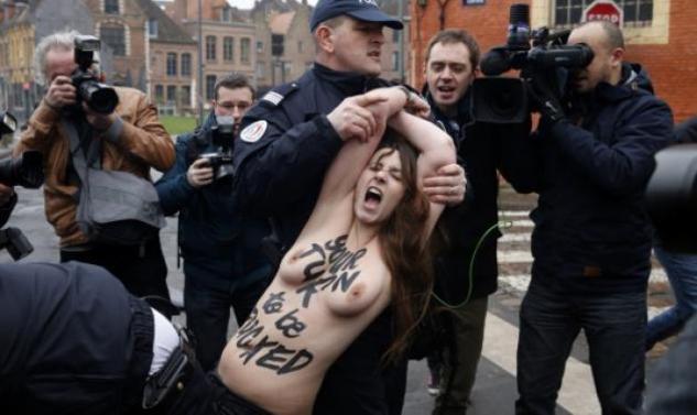 Έπεσαν γυμνές στις ρόδες του Στρος Καν!