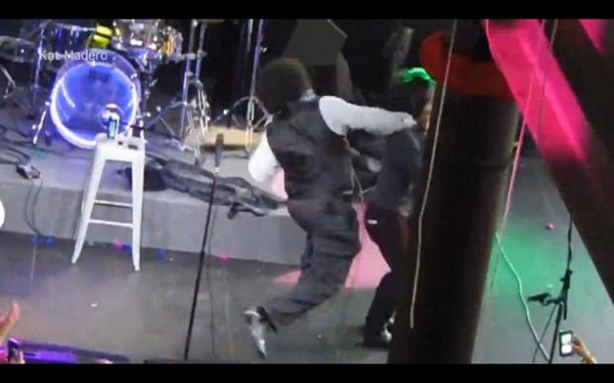 Γνωστός τραγουδιστής γρονθοκόπησε θαυμάστριά του στη σκηνή