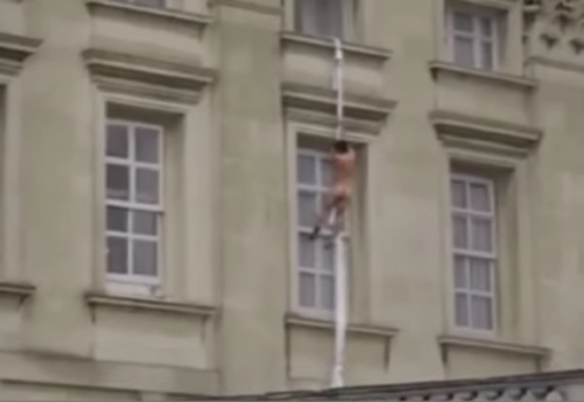 Απίστευτο βίντεο! Γυμνός άνδρας κρεμιέται στο… σπίτι της Βασίλισσας (βίντεο)