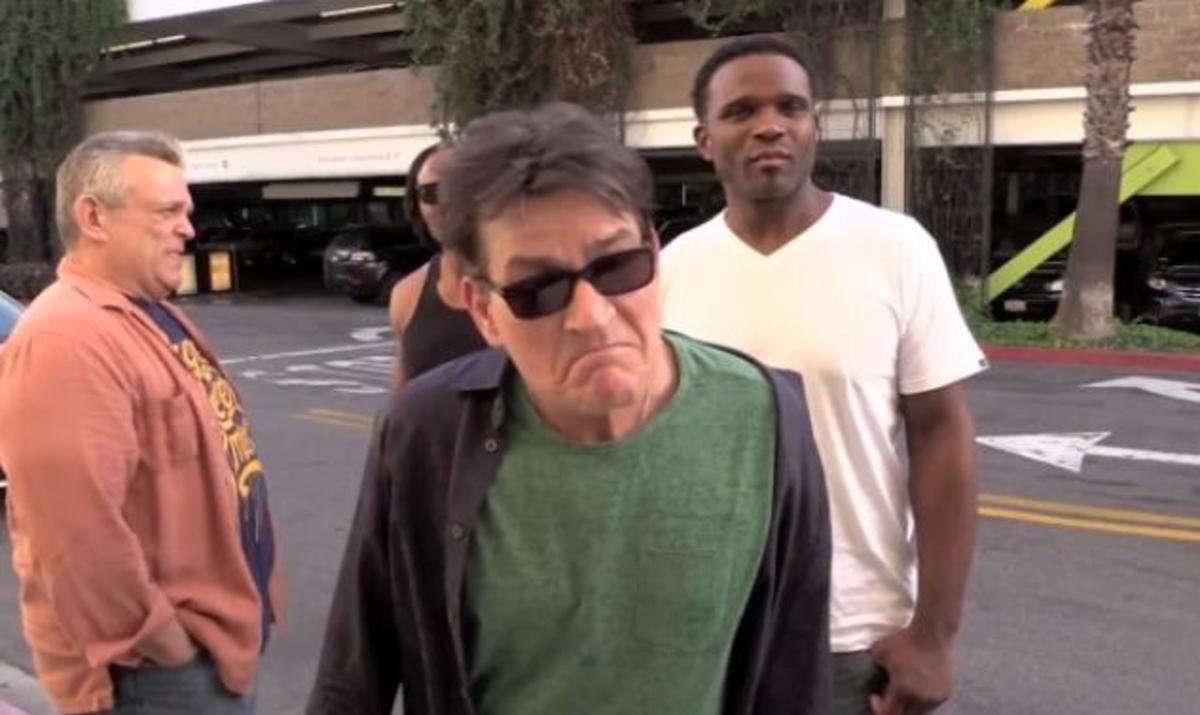 Έξαλλος ο Charlie Sheen με τον δημιουργό του «Two and a half men»