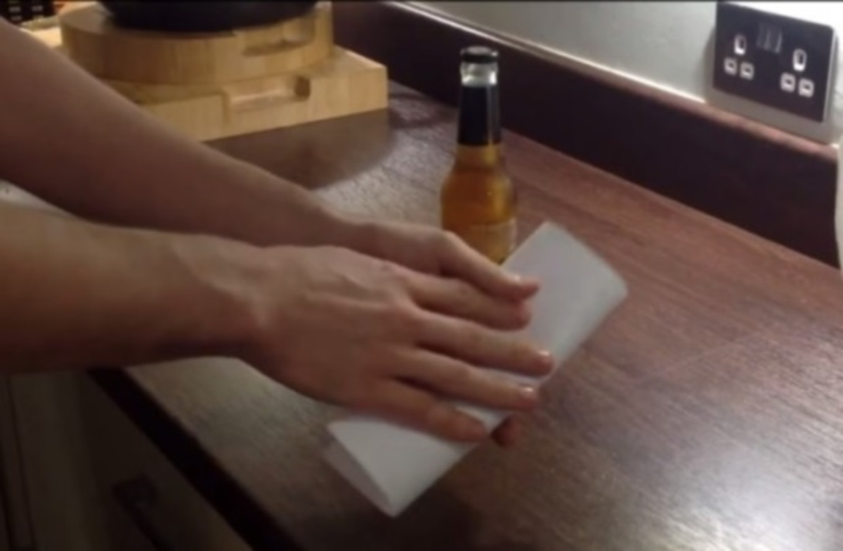 Μην παιδεύεστε! Δείτε πόσο εύκολα ανοίγουν η μπύρα και το κρασί χωρίς ανοιχτήρι!