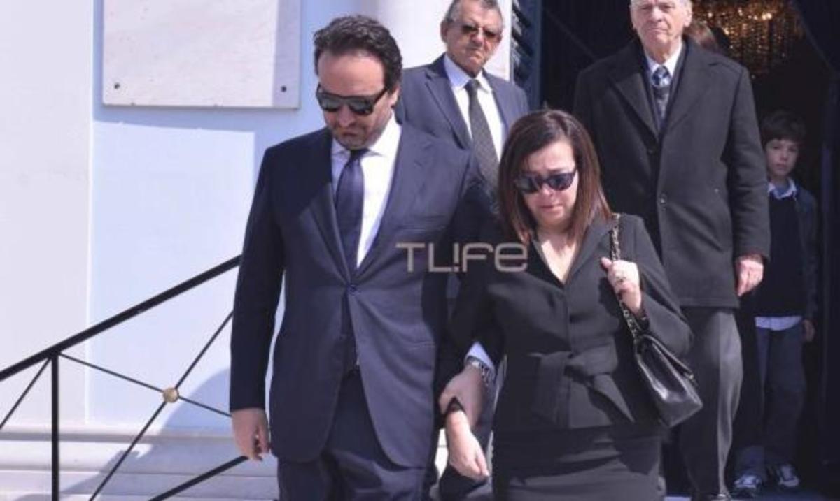 Υποβασταζόμενη η Ελένη Κούρκουλα στην κηδεία του Διαγόρα Χρονόπουλου