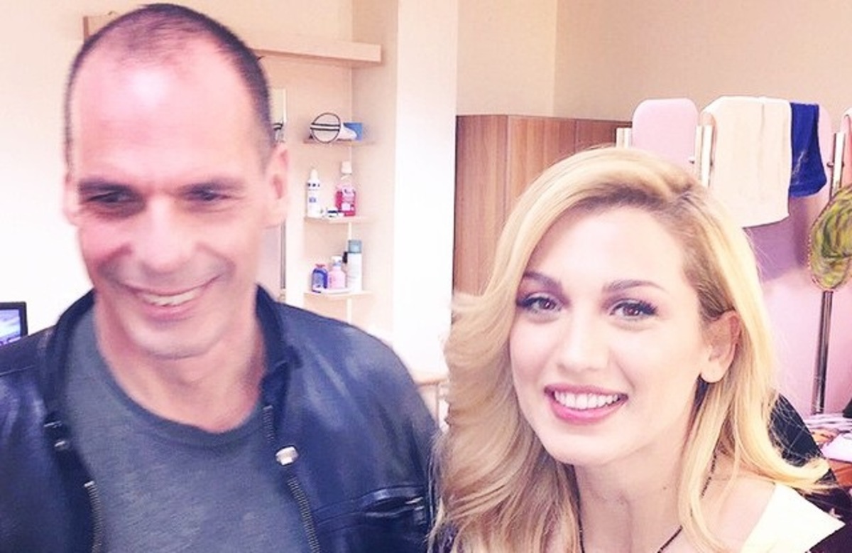 Η Κωνσταντίνα Σπυροπούλου έβγαλε selfie με τον Γιάνη Βαρουφάκη!