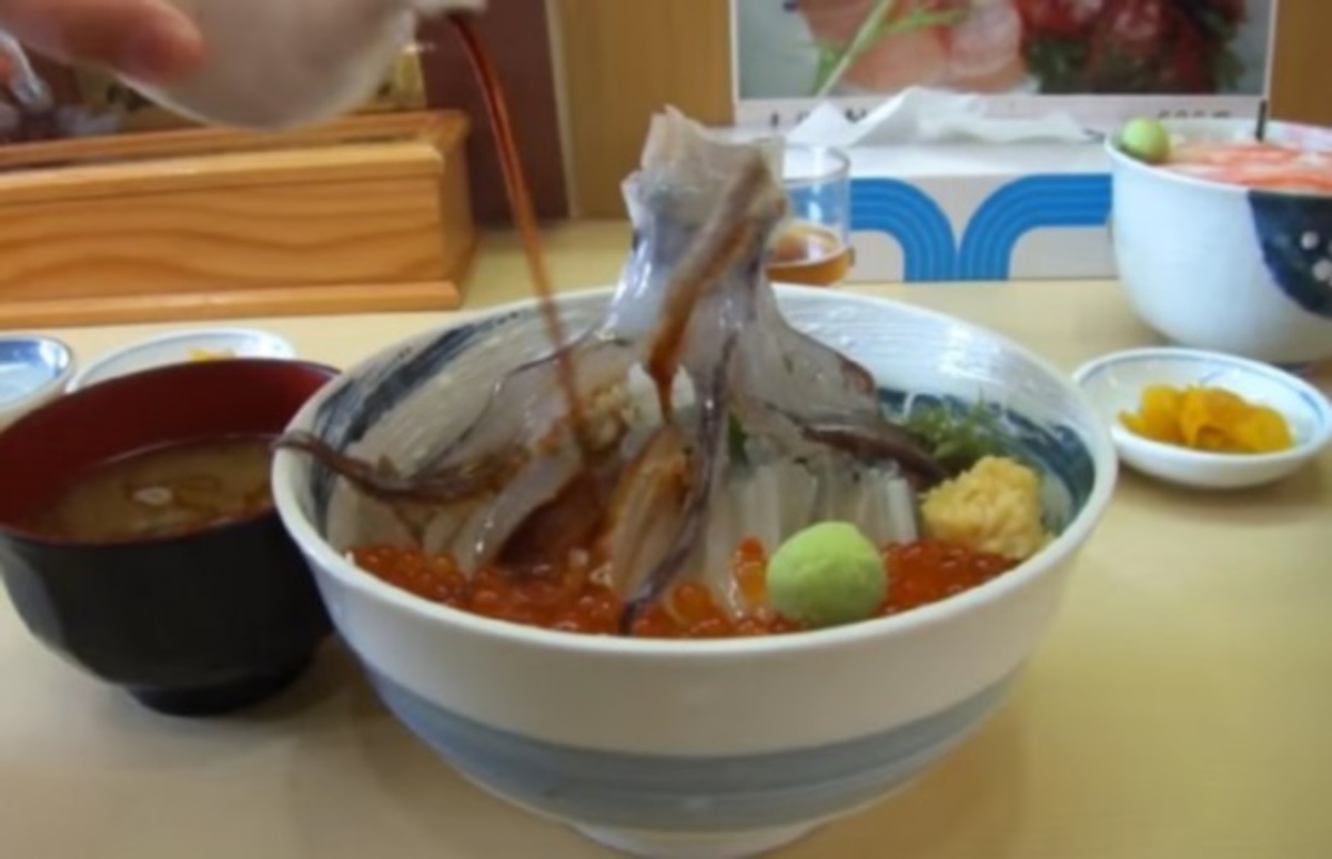 Σουπιά «ζωντανεύει» λίγο πριν… καταναλωθεί