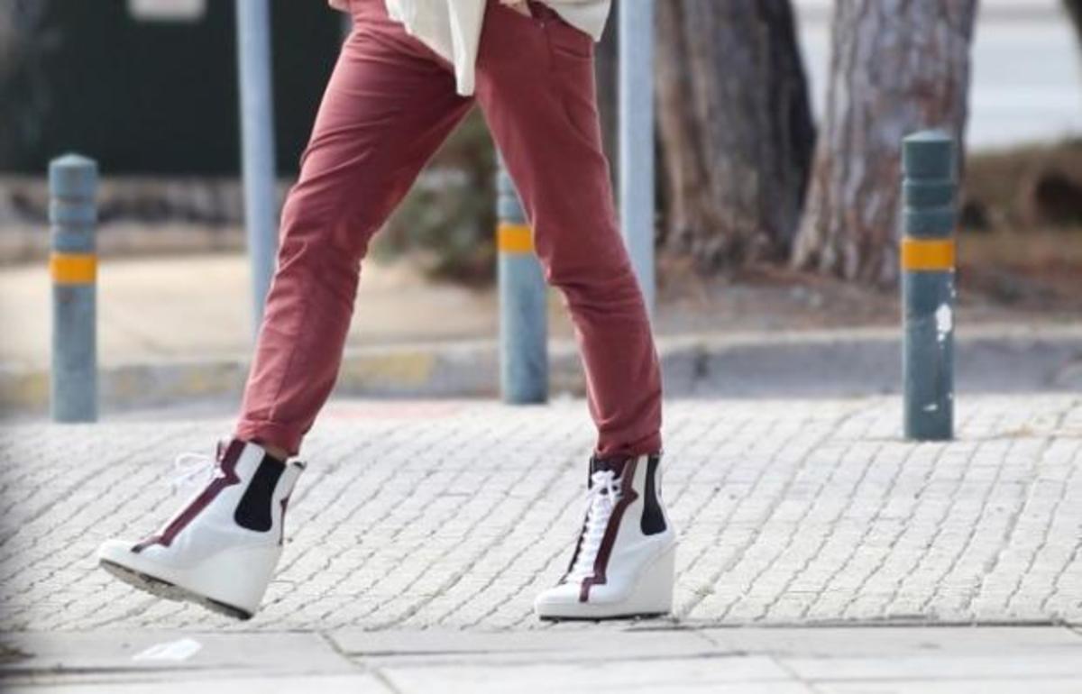 Ποια Ελληνίδα παρουσιάστρια βγήκε βόλτα με αυτά τα παπούτσια;