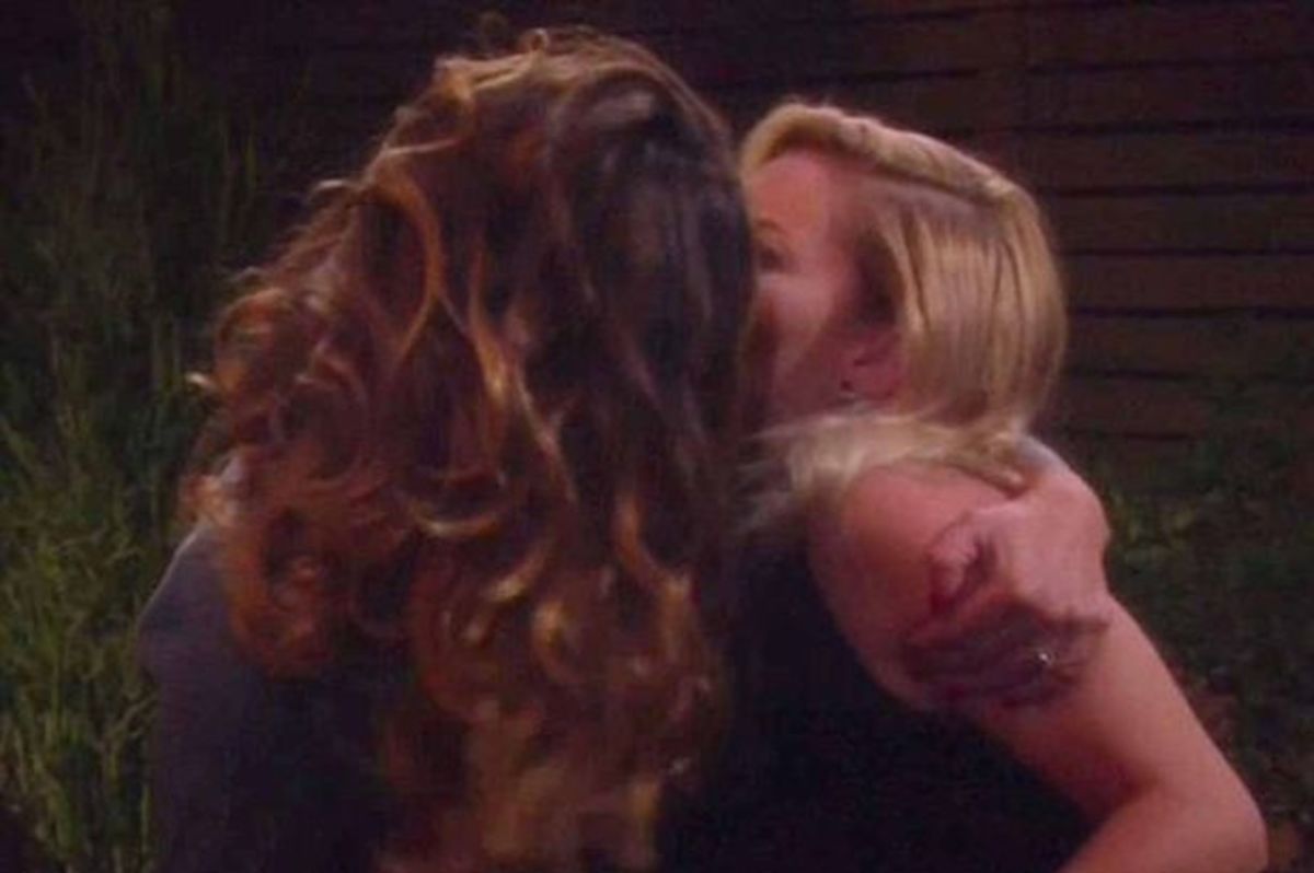 Kelly Brook: Το απρόσμενο φιλί στην συμπρωταγωνίστρια της