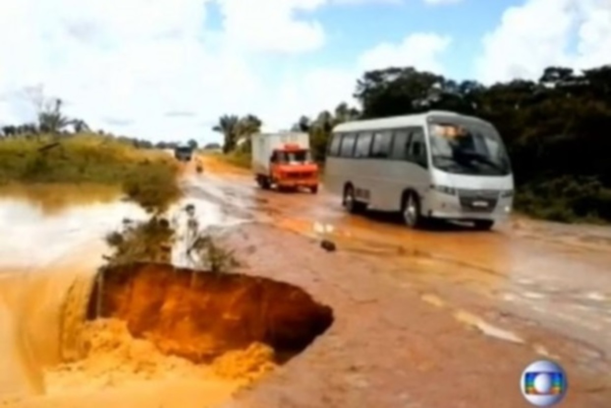 Ο δρόμος άνοιξε και «κατάπιε» τουριστικό λεωφορείο
