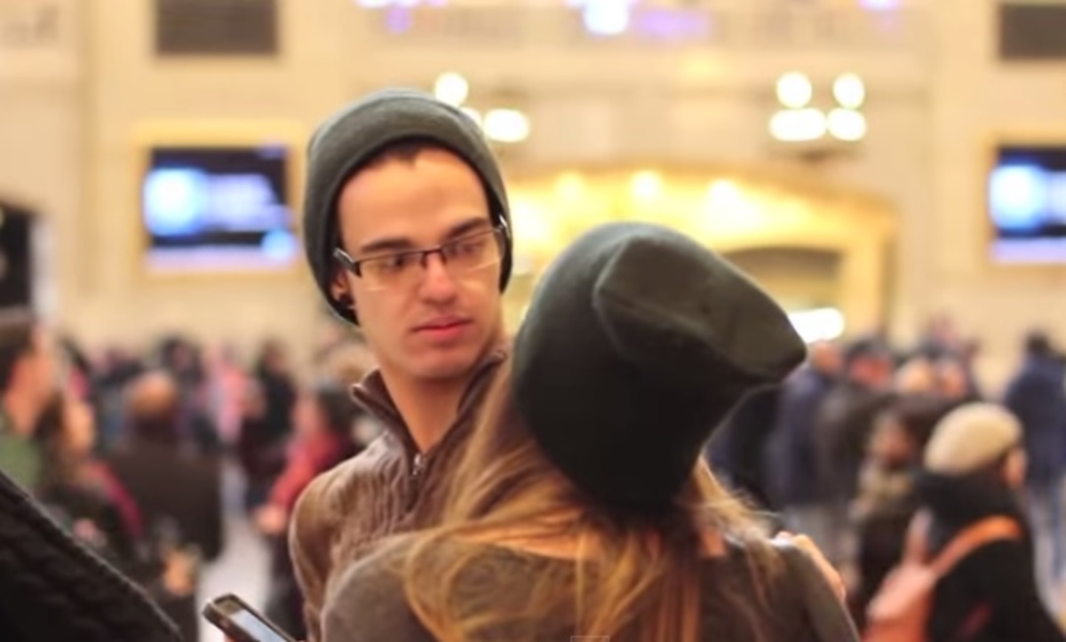 Προσπάθησε να φιλήσει αγνώστους στο μετρό!