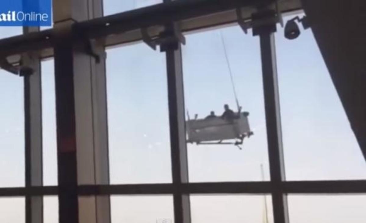 Τρόμος στον 91ο όροφο ουρανοξύστη για δύο καθαριστές τζαμιών!ΒΙΝΤΕΟ