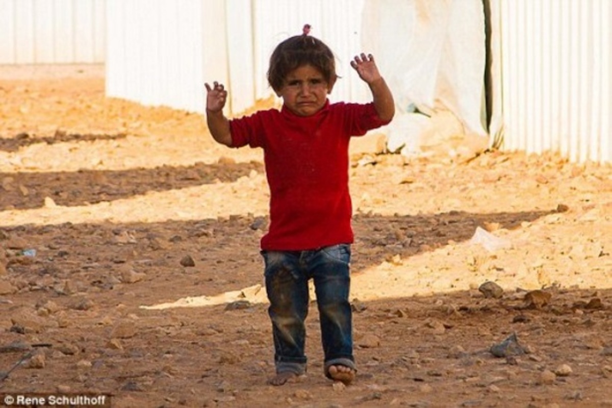 Το παιδάκι από τη Συρία που παραδίνεται στον φωτογραφικό φακό!