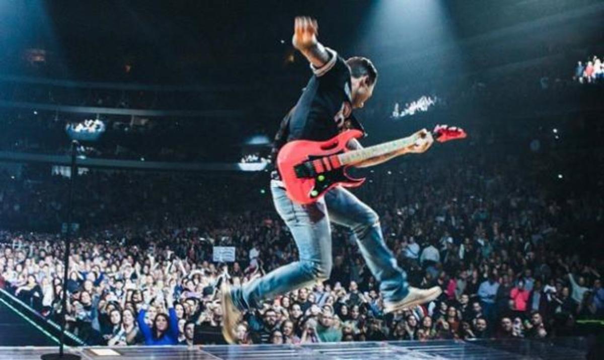 Η επίθεση που δέχτηκε ο Adam Levine πάνω στη σκηνή