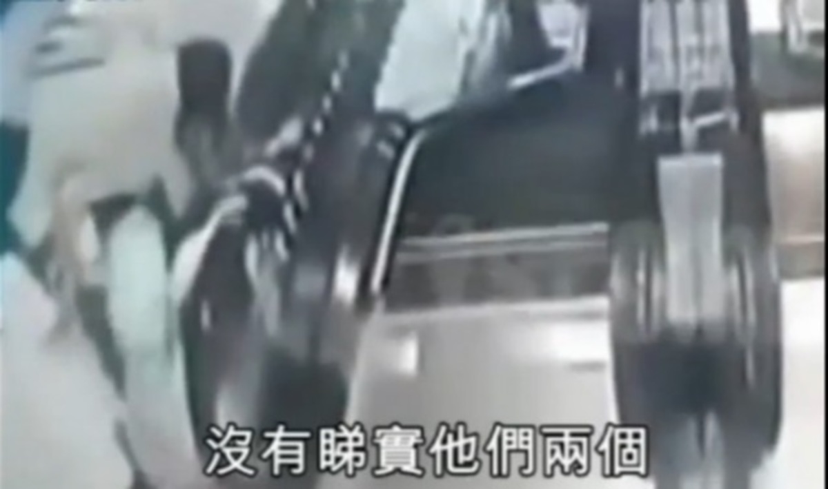 Εξάχρονη έπεσε στο κενό παίζοντας σε κυλιόμενες σκάλες! Βίντεο