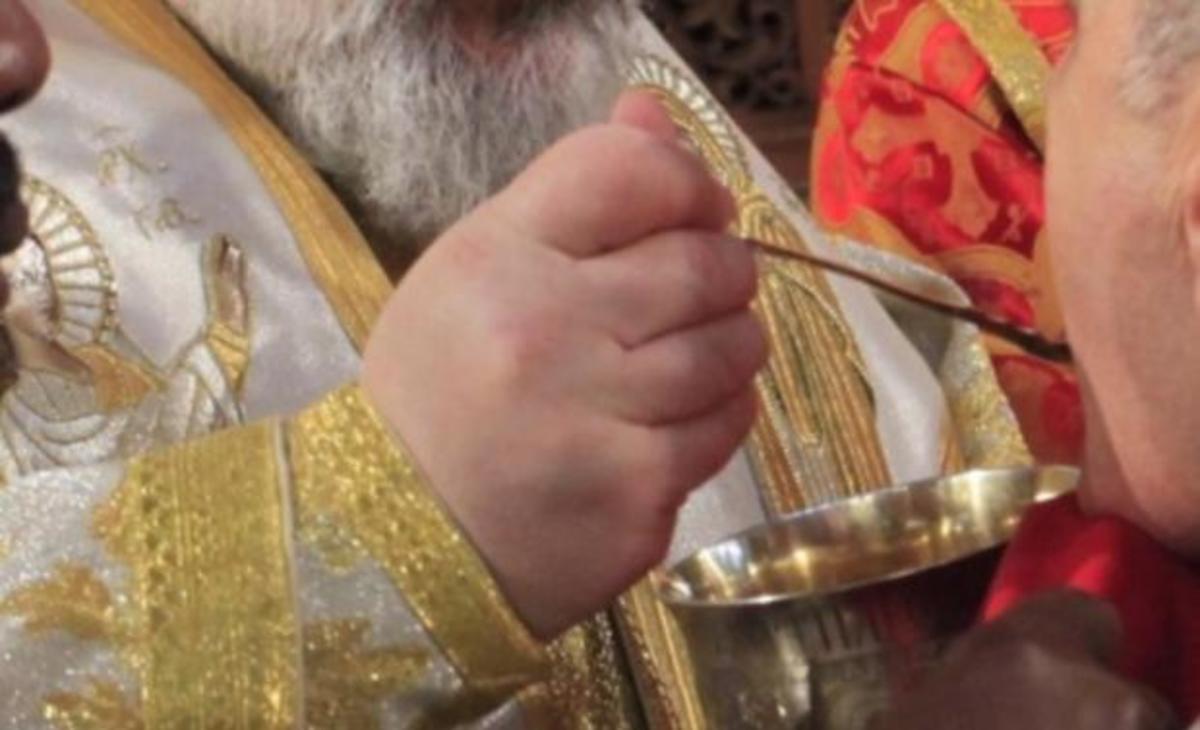 Ο ιερέας έγλυφε την Αγία Κοινωνία από το πάτωμα!