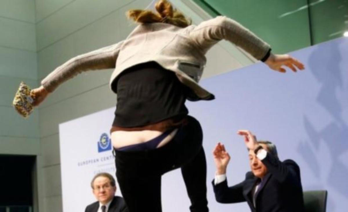 Διαδηλώτρια χίμηξε στον Μάριο Ντράγκι!