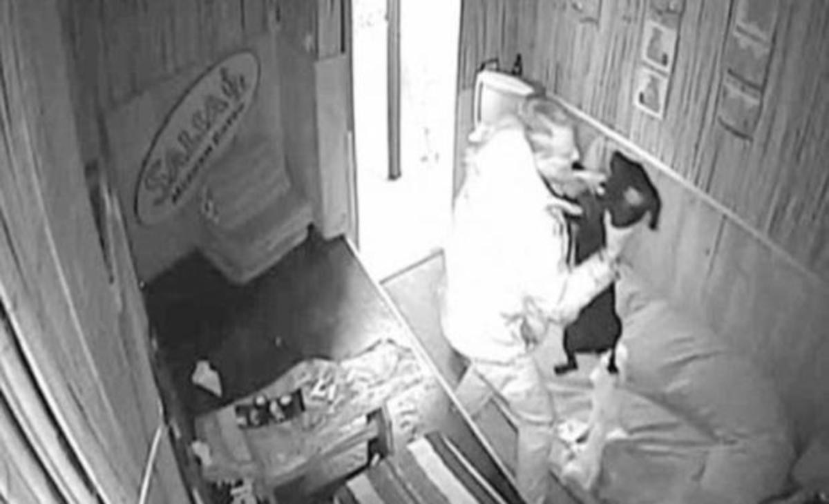 Σοκαριστικό βίντεο: Χτυπούσε ασταμάτητα και με απίστευτη μανία το κουτάβι του