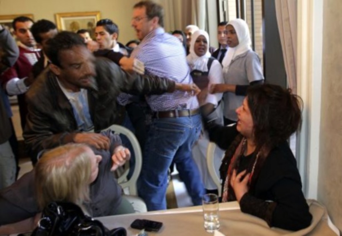 Την άρπαξαν οι άντρες του Καντάφι ενώ μιλούσε στους δημοσιογράφους!