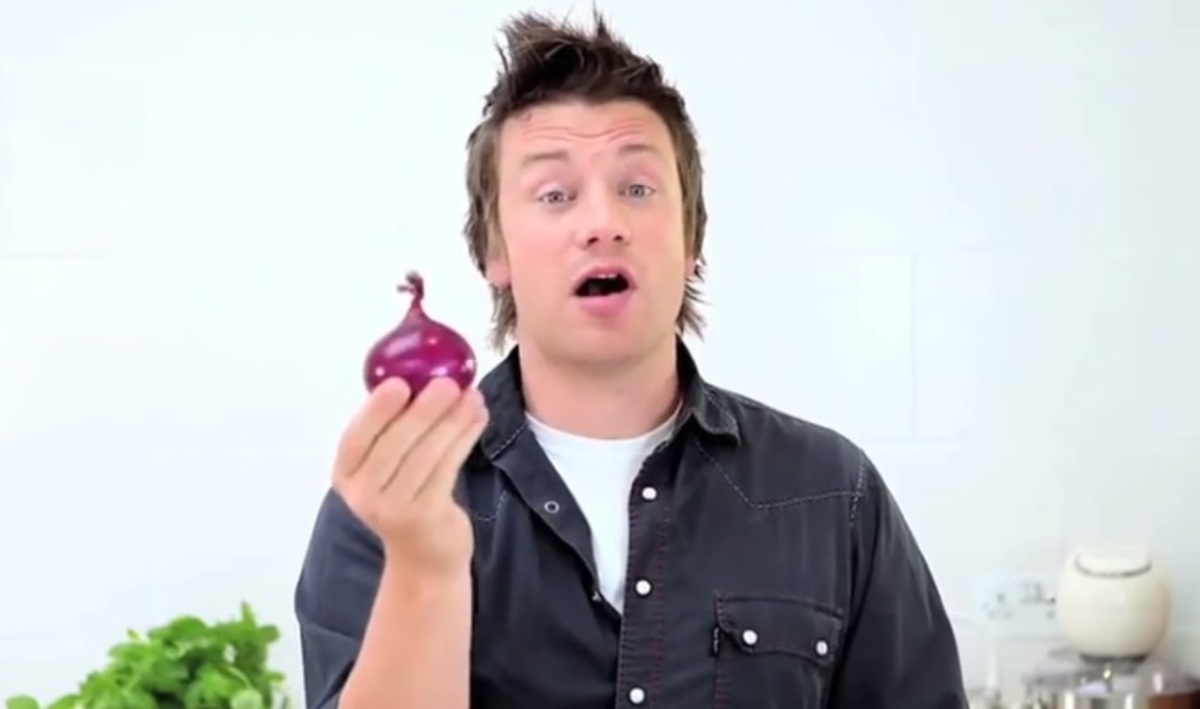 Ο Jamie Oliver κόβει κρεμμύδια με… μαγικούς κρυστάλλους!