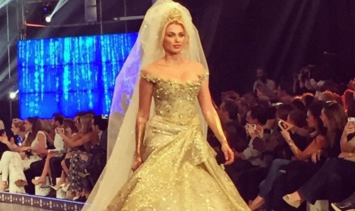 Madwalk 2015: Η Κωνσταντίνα Σπυροπούλου έκανε πασαρέλα με νυφικό!