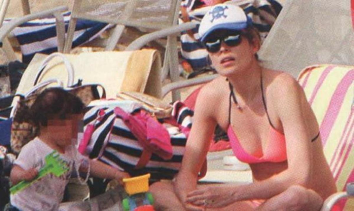 Η sexy Μαριέττα Χρουσαλά στην παραλία με την οικογένειά της
