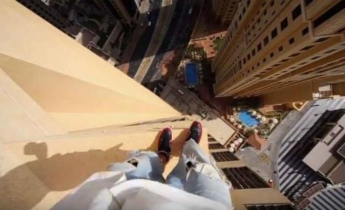 Απίστευτο! Κάνει parkour στην κορυφή ενός ουρανοξύστη