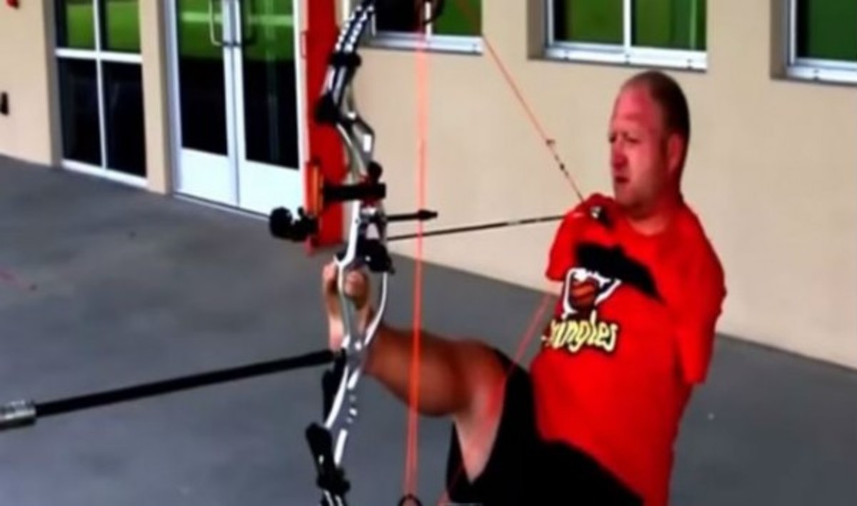 Συγκλονίζει ο τοξοβόλος που δεν έχει χέρια