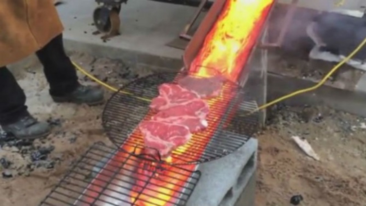 Ποια κάρβουνα; Έψησαν μπριζόλες στη λάβα!