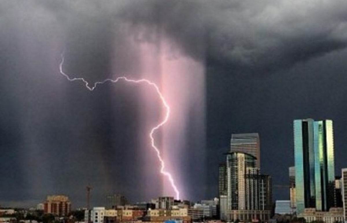 Εκπληκτικό στιγμιότυπο: Κεραυνός “χτυπάει” το Ντένβερ!