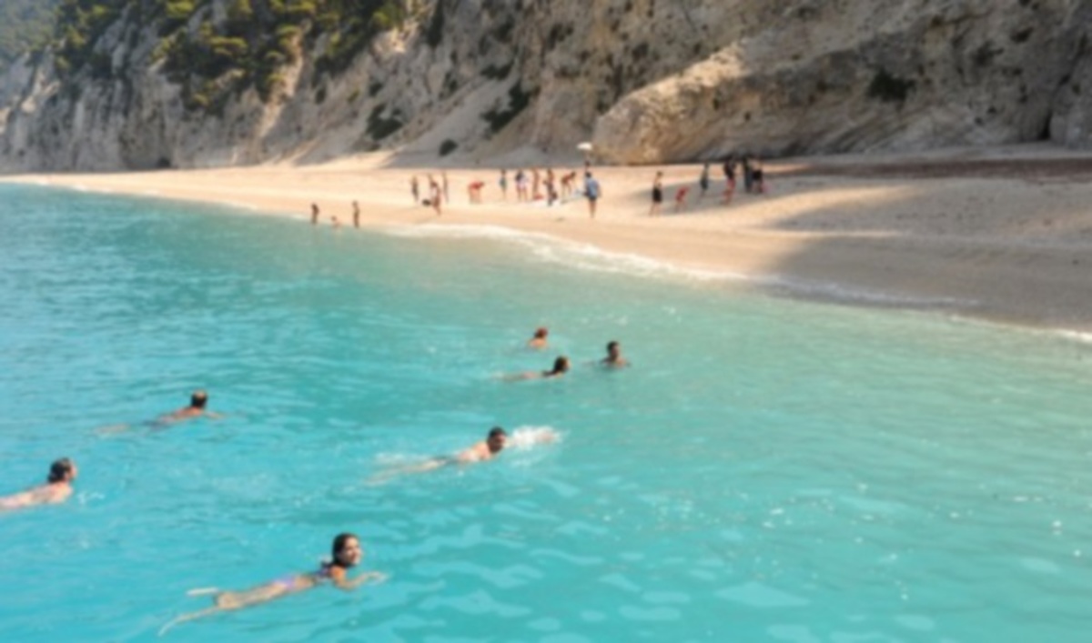 Dailymail: Τρεις ελληνικές ανάμεσα στις ομορφότερες παραλίες της Μεσογείου