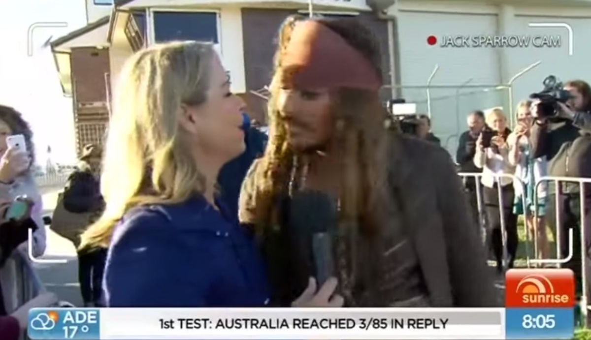 Ρεπόρτερ «έκλεψε» το φιλί του Johnny Depp!