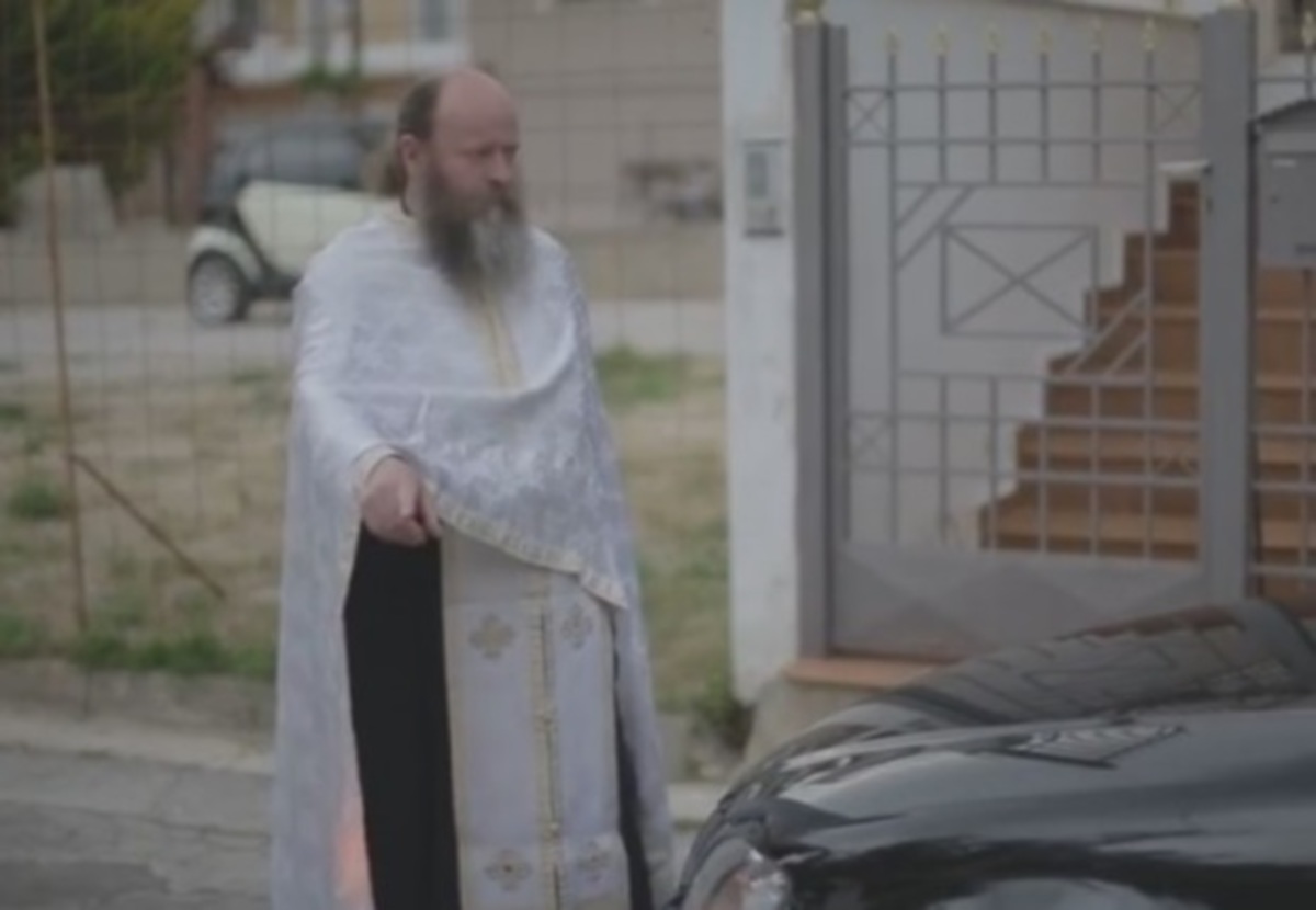 Ο ιερέας που έχει ξετρελάνει το διαδίκτυο με την… αποφασιστικότητα του