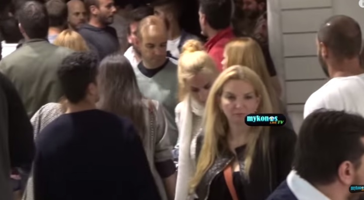 Η ενόχληση της Ντορέττας Παπαδημητρίου με το πλήθος στα σοκάκια της Μυκόνου