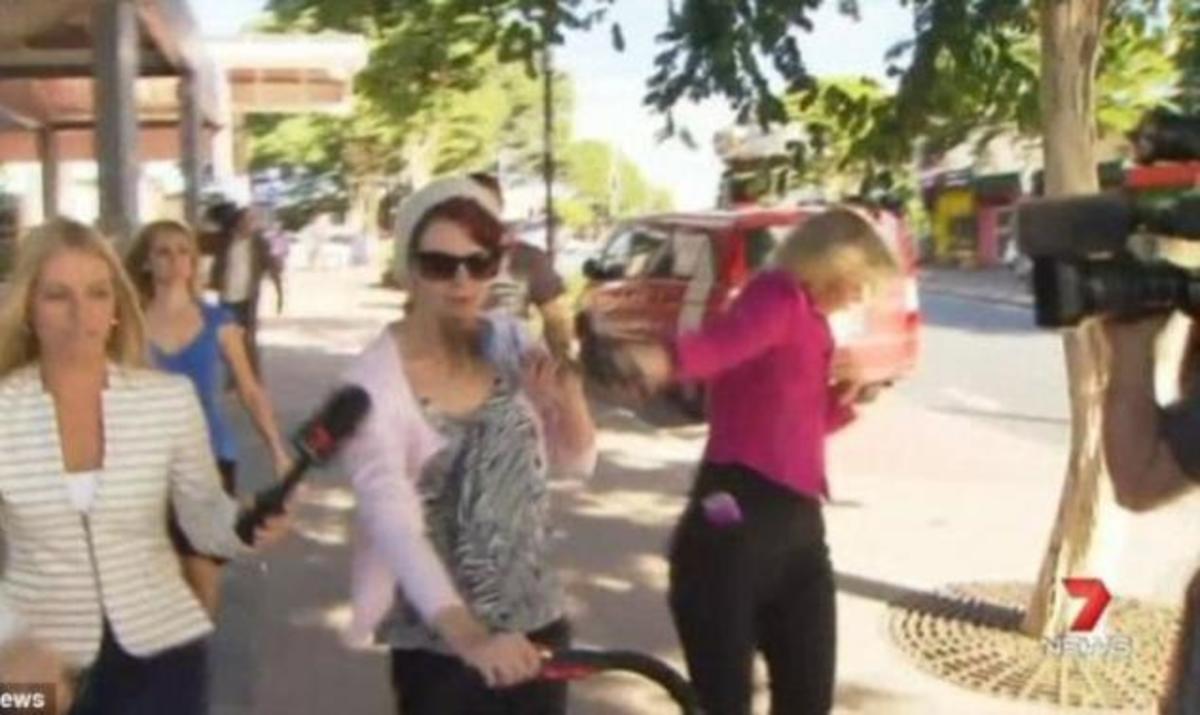 Γυναίκα σβήνει το τσιγάρο της στο πρόσωπο της ρεπόρτερ!