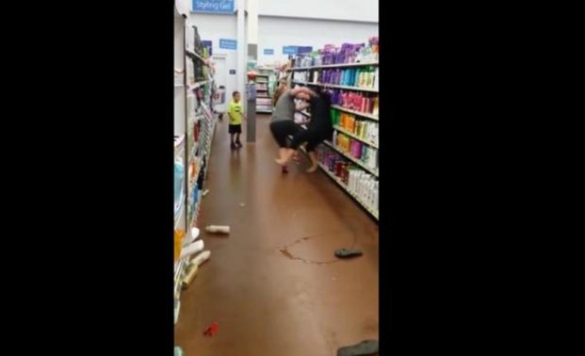 Απίστευτο ξύλο μεταξύ γυναικών σε σούπερ μάρκετ!