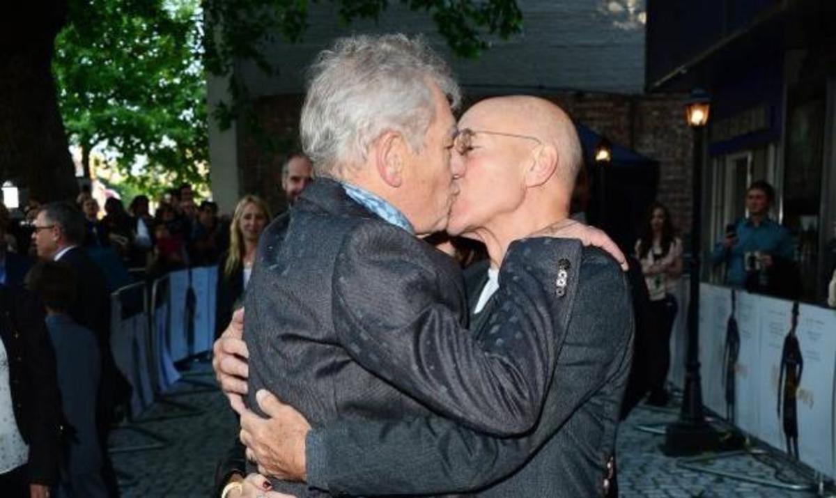 Το φιλί του Ian McKellen και Patrick Stewart!