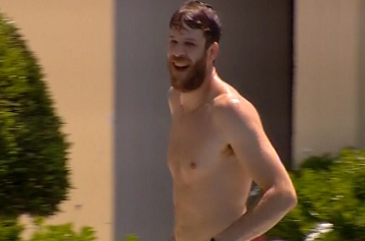 Ο Άκης Παναγιωτίδης γυμνός και βρεγμένος στο Πρωινό