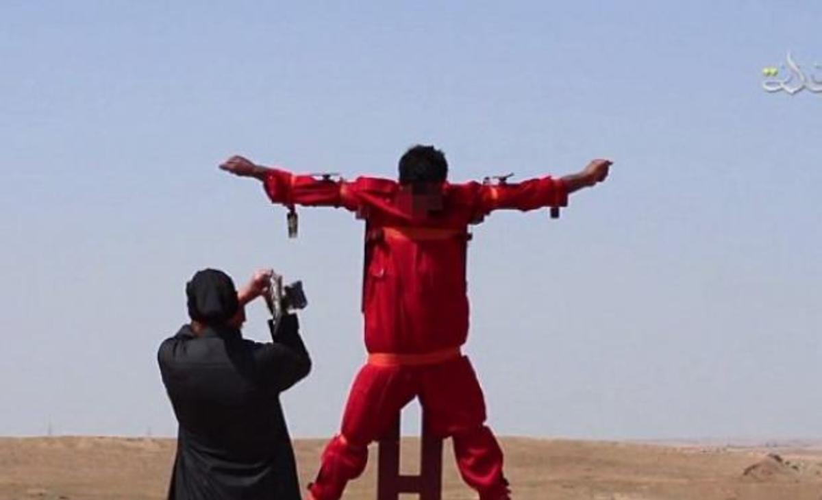 Φρίκη! Τζιχαντιστές σταύρωσαν και ακρωτηρίασαν «κατάσκοπο»