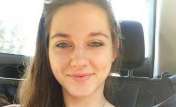 Η ιστορία της ευγενικής σερβιτόρας που “γονάτισε” το διαδίκτυο!