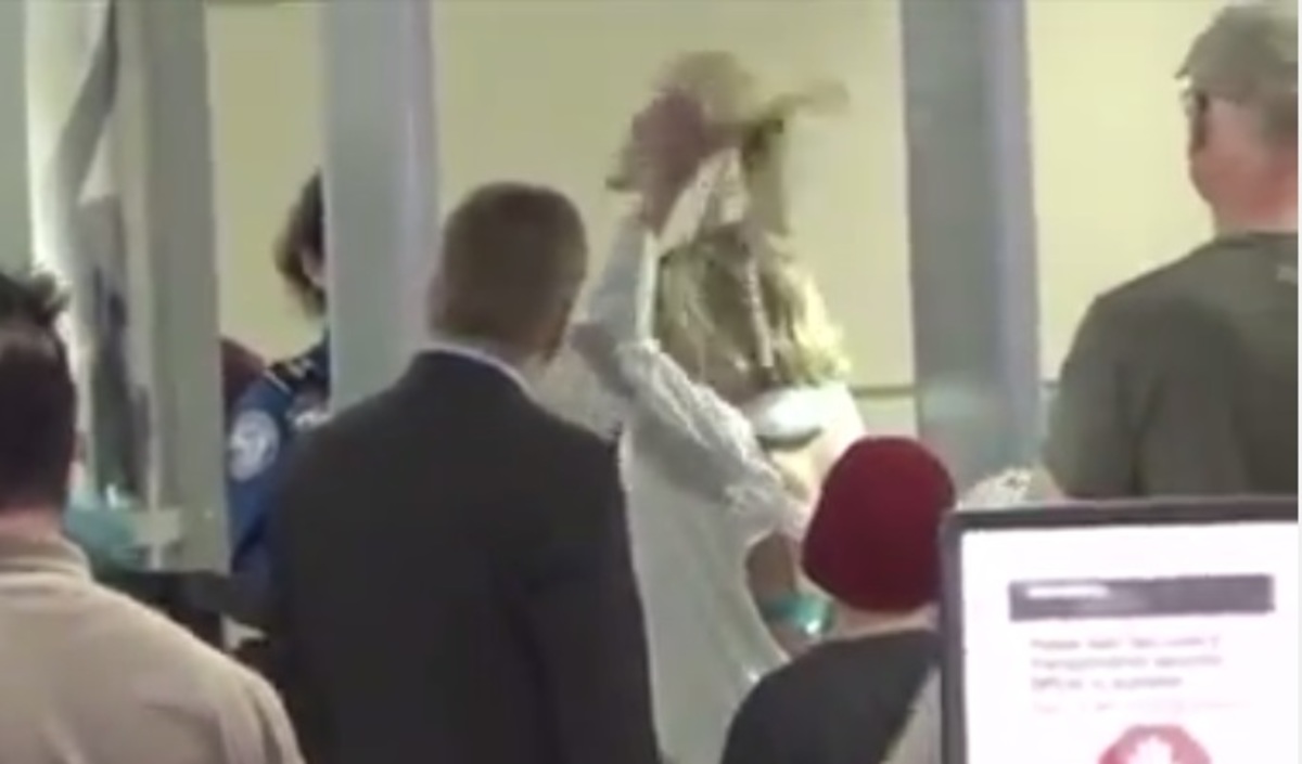 Ουπς! Η Britney Spears «κόλλησε» στον ανιχνευτή μετάλλων του αεροδρομίου