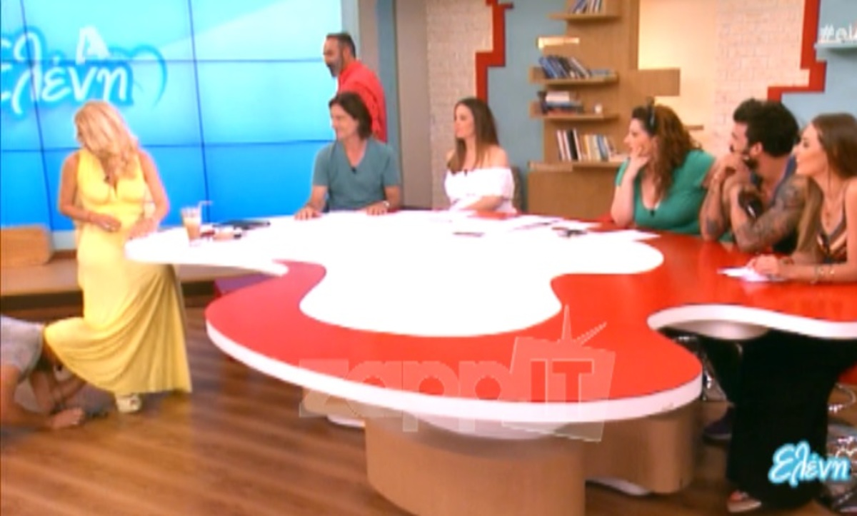Αν είναι δυνατόν! Μπήκε κάτω από το φόρεμα της Ελένης Μενεγάκη για να της κάνει τρύπα στο λουράκι!