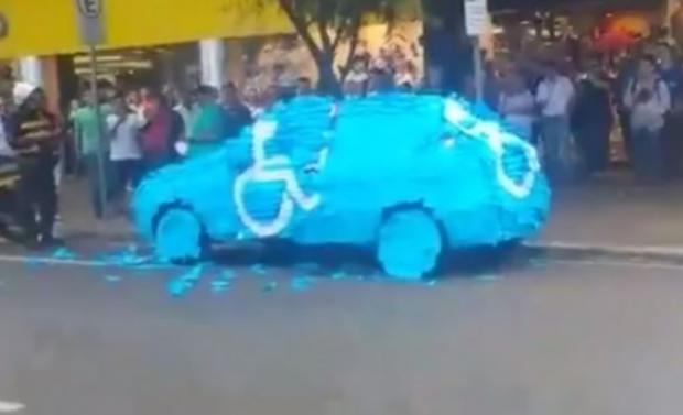 Δείτε τι έπαθε όταν πάρκαρε σε θέση ΑμΕΑ!